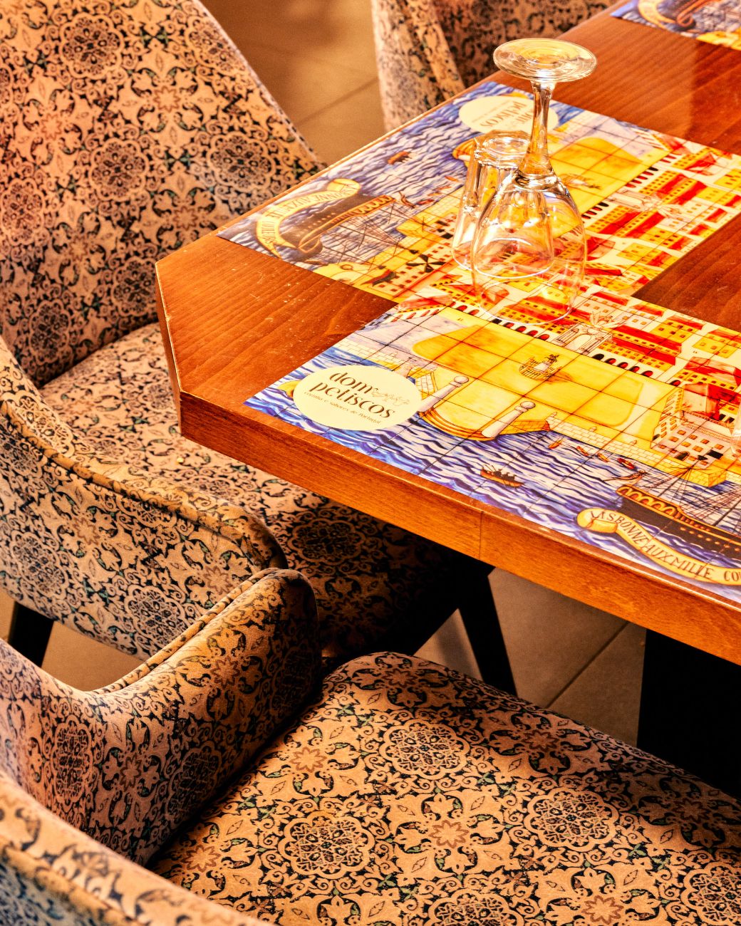 Table décorée d'azulejos