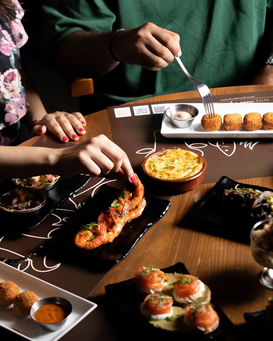Une table qui partage des petiscos